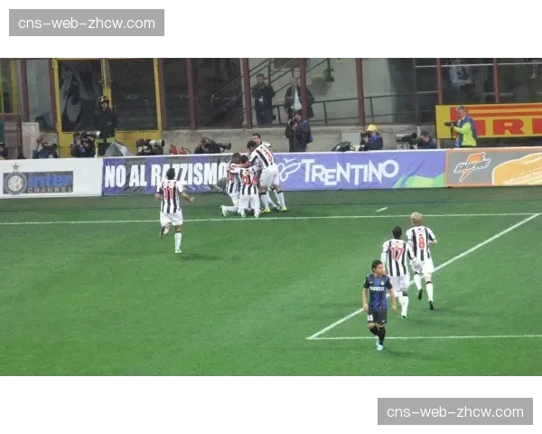 “特写：国米球迷在北看台展开巨幅Tifo，致敬队长劳塔罗”