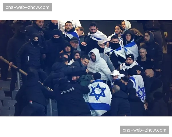 赛场之外：波兰罗兹主场球迷用Tifo拼出巨型国旗为球队助威