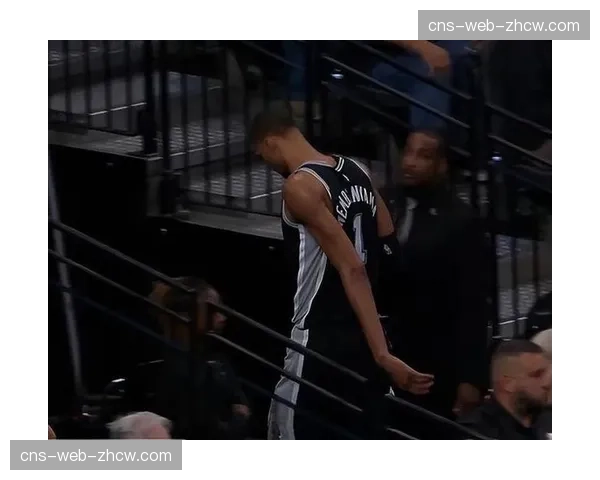 文班亚马左肋挫伤仅出场15分39秒伤退